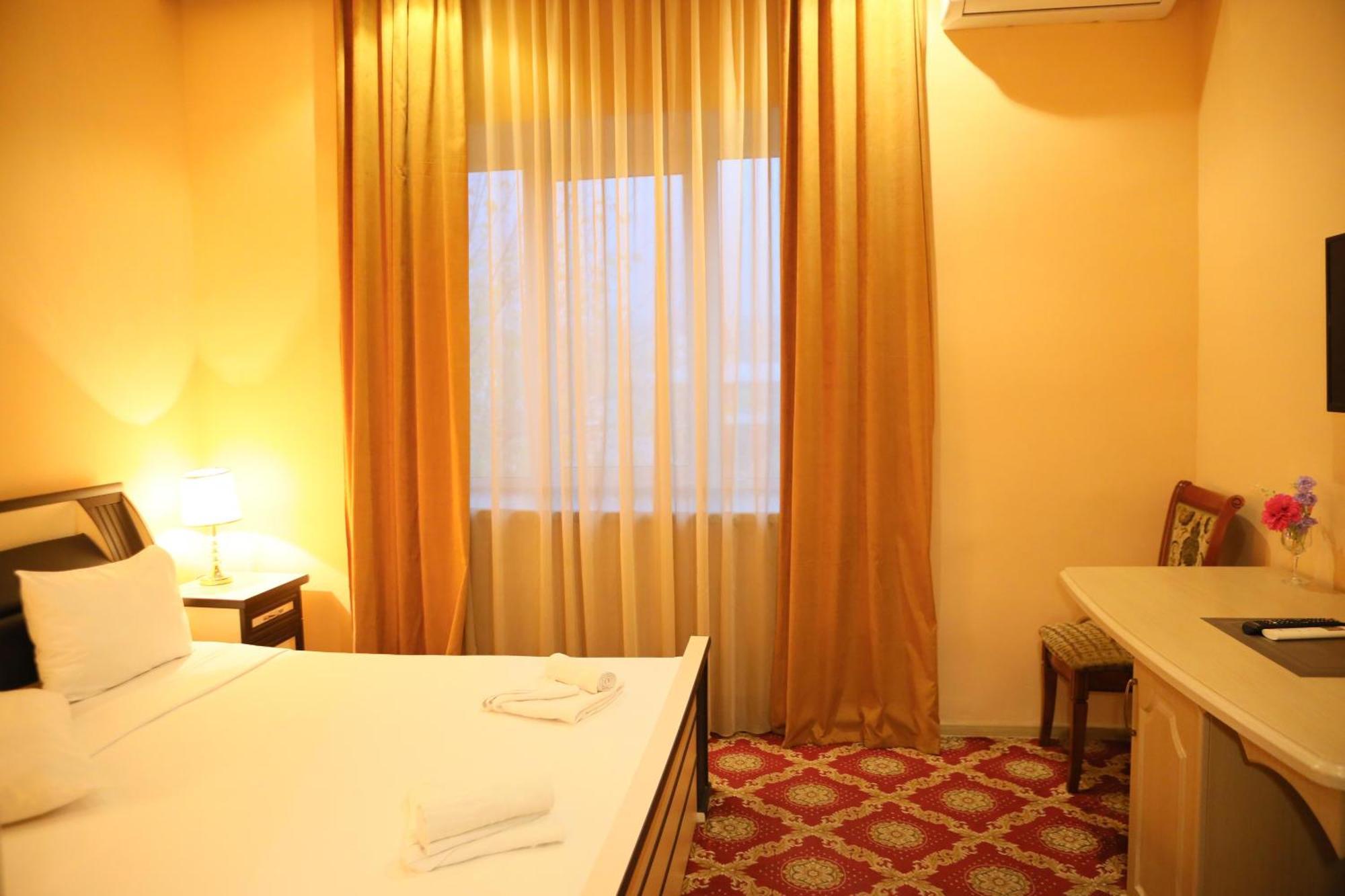Elko Hotel Yerevan Exterior photo